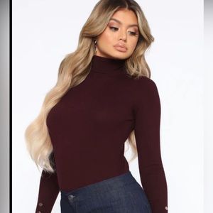 H&M roll neck top with button cuff in color wine size small